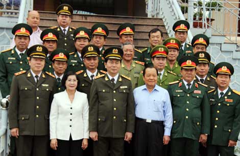 Bộ trưởng Trần Đại Quang và Bí
thư Thành ủy TP.HCM Lê Thanh Hải chụp ảnh cùng lãnh đạo, chỉ huy các đơn vị.