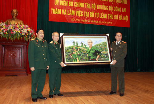 Đại tướng Trần Đại Quang trao tặng Bộ Tư lệnh Thủ đô bức tranh quý “Bác vẫn cùng chúng cháu hành quân”.