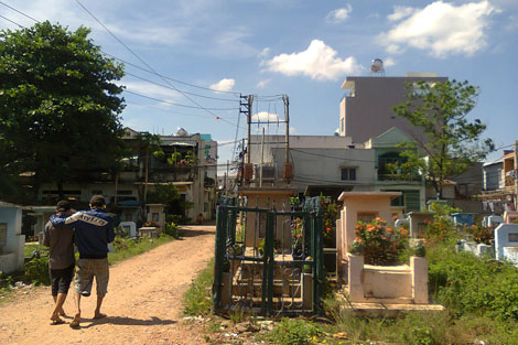 Con nghiện lởn vởn bên trong nghĩa trang.