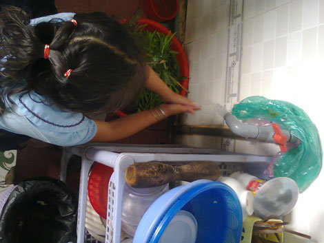 Nhiều hộ dân phải dùng nước bơm ở nghĩa trang.