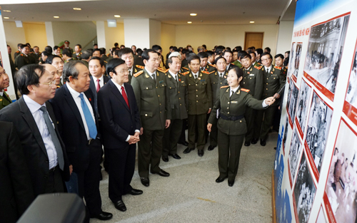 Chủ tịch nước Trương Tấn Sang, Bộ trưởng Trần Đại Quang và các đại biểu xem triển lãm tại Hội nghị Công an toàn quốc lần thứ 70.