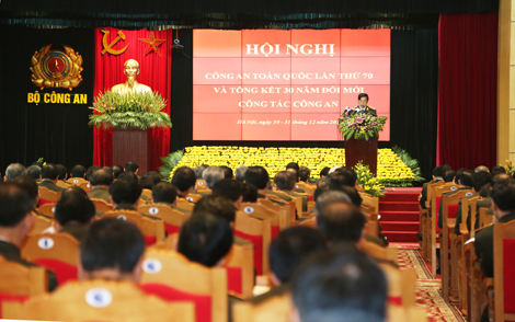 Thượng tướng Đặng Văn Hiếu trình bày tóm tắt báo cáo Tổng kết tình hình, kết quả công tác Công an năm 2014. 