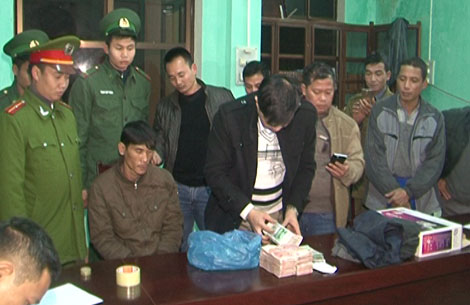 Cơ quan điều tra lấy lời khai của Hà Văn Chi (áo màu sậm đang ngồi)