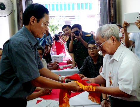 Thầy giáo Lý Quang Nhân trao trả kỷ vật cho bố đẻ liệt sỹ sau 45 năm gìn giữ