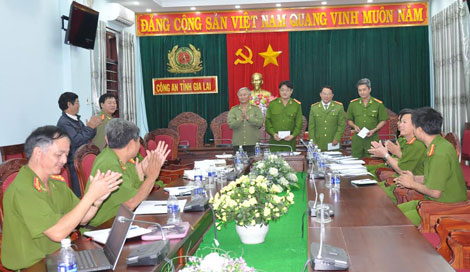 Giám đốc Công an tỉnh Gia Lai khen thưởng các đơn vị phá án.
