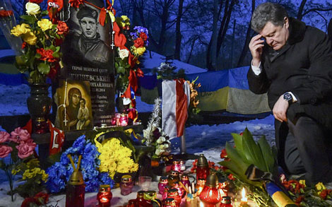 Tổng thống Ukraine Petro Poroshenko tưởng niệm các nạn nhân trong những vụ giao tranh ở miền Đông. Từ tháng 3 năm ngoái đến nay, hơn 5.000 người Ukraine vô tội đã thiệt mạng. Ảnh: Reuters.