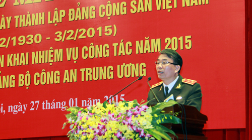 Trung tướng Trần Bá Thiều, Tổng cục trưởng Tổng cục Chính trị Công an nhân dân trình bày phương hướng, nhiệm vụ công tác năm 2015 của Đảng bộ Công an Trung ương