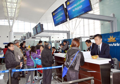 Hành khách làm thủ tục ra tàu bay tại nhà ga T2-Nội Bài