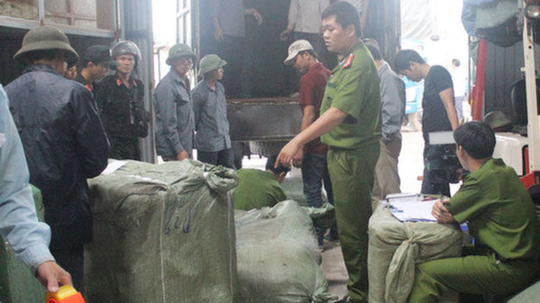 Bắt giữ hàng lậu tại thành phố Móng Cái, tỉnh Quảng Ninh.