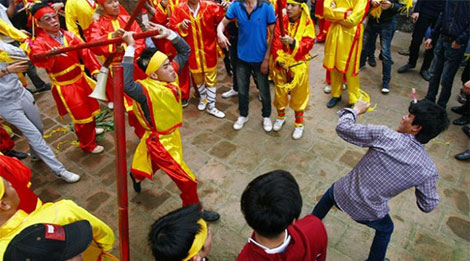 Theo Phó trưởng ban Tuyên giáo Thành ủy Hà Nội, việc cướp lộc thánh tại lễ hội Đền Gióng là “cướp có văn hóa”