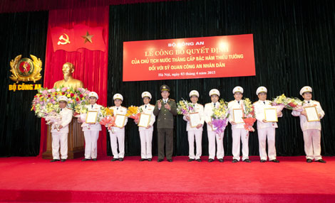 Thừa ủy quyền của Chủ tịch nước, Đại tướng Trần Đại Quang đã trân trọng trao Quyết định của Chủ tịch nước và tặng hoa cho các đồng chí được thăng cấp bậc hàm cấp Tướng.