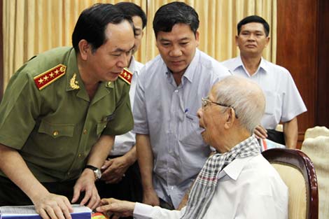 Bộ trưởng Trần Đại Quang trao đổi với nguyên Bí thư Trung ương Đảng Trần Quốc Hương.