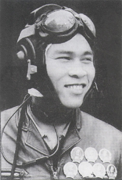 Xứng danh anh hùng : phi công Nguyễn Văn Bảy 7 ngày học xong 7 lớp