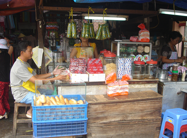 Nguồn gốc thực phẩm chế biến tại các quán thức ăn đường phố là chưa thể kiểm soát.