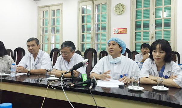 PGS.TS Trịnh Hồng Sơn, Phó Giám đốc BV Việt Đức, Giám đốc Trung tâm ghép tạng, chia sẻ về những dự pháp dự phòng trong 2 ca ghép tạng.
