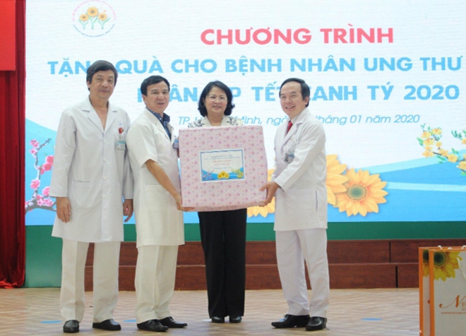 Phó Chủ tịch nước thăm và tặng quà Tết cho bệnh nhân ung thư - Ảnh minh hoạ 5