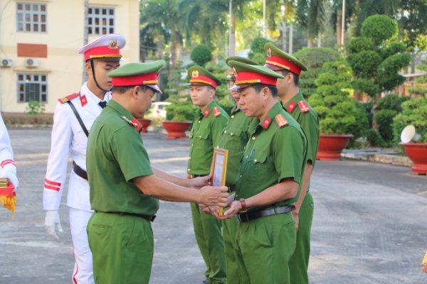 Khen thưởng nhiều tập thể Công an tỉnh Bình Phước
