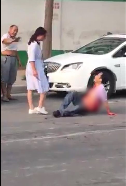 Vợ đâm chồng trọng thương giữa đường vì ngoại tình - Ảnh 2 Vợ đâm chồng trọng thương giữa đường vì ngoại tình - Ảnh 2