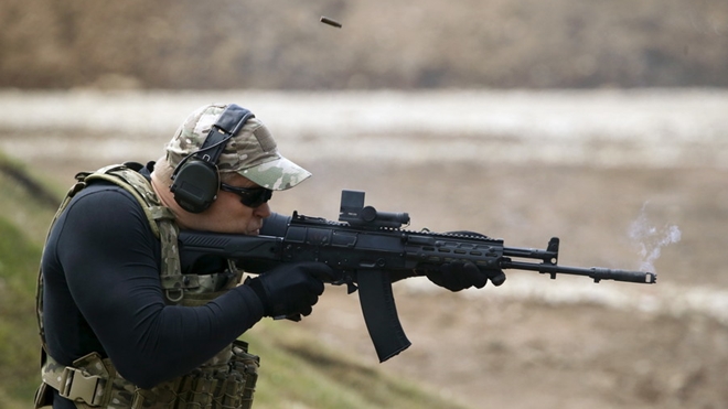 Binh sĩ Nga đang thử nghiệm súng trường AK-15. Ảnh: Thông tấn Reuters
