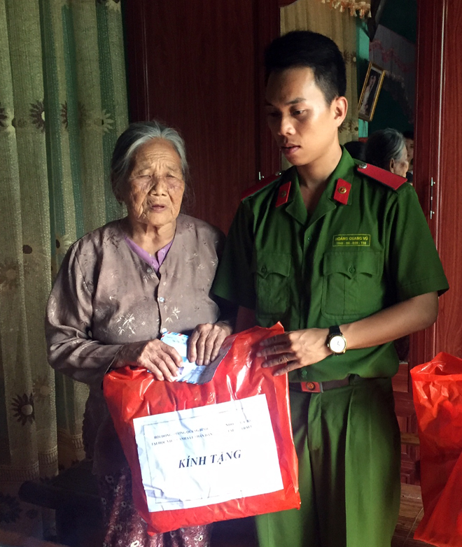 Học viện CSND trao quà cho người dân vùng lũ Quảng Bình - Ảnh minh hoạ 3