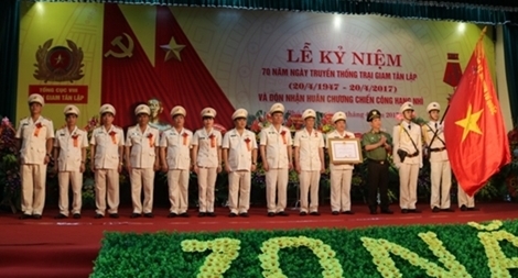Trại giam Tân Lập đón nhận Huân chương chiến công hạng Nhì