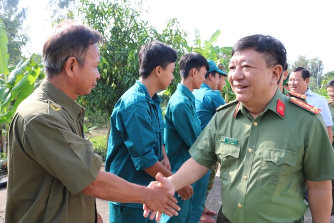 Giám đốc CA Kiên Giang thăm, tặng quà CBCS trực chốt phòng, chống dịch COVID-19 - Ảnh minh hoạ 3