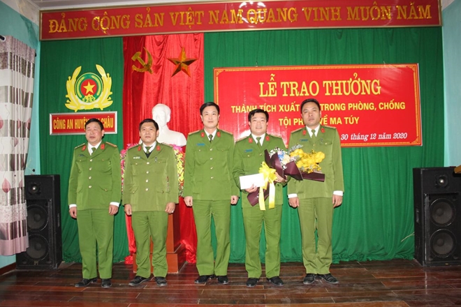Khen thưởng Công an huyện Mai Châu bắt vụ vận chuyển 9 bánh heroin