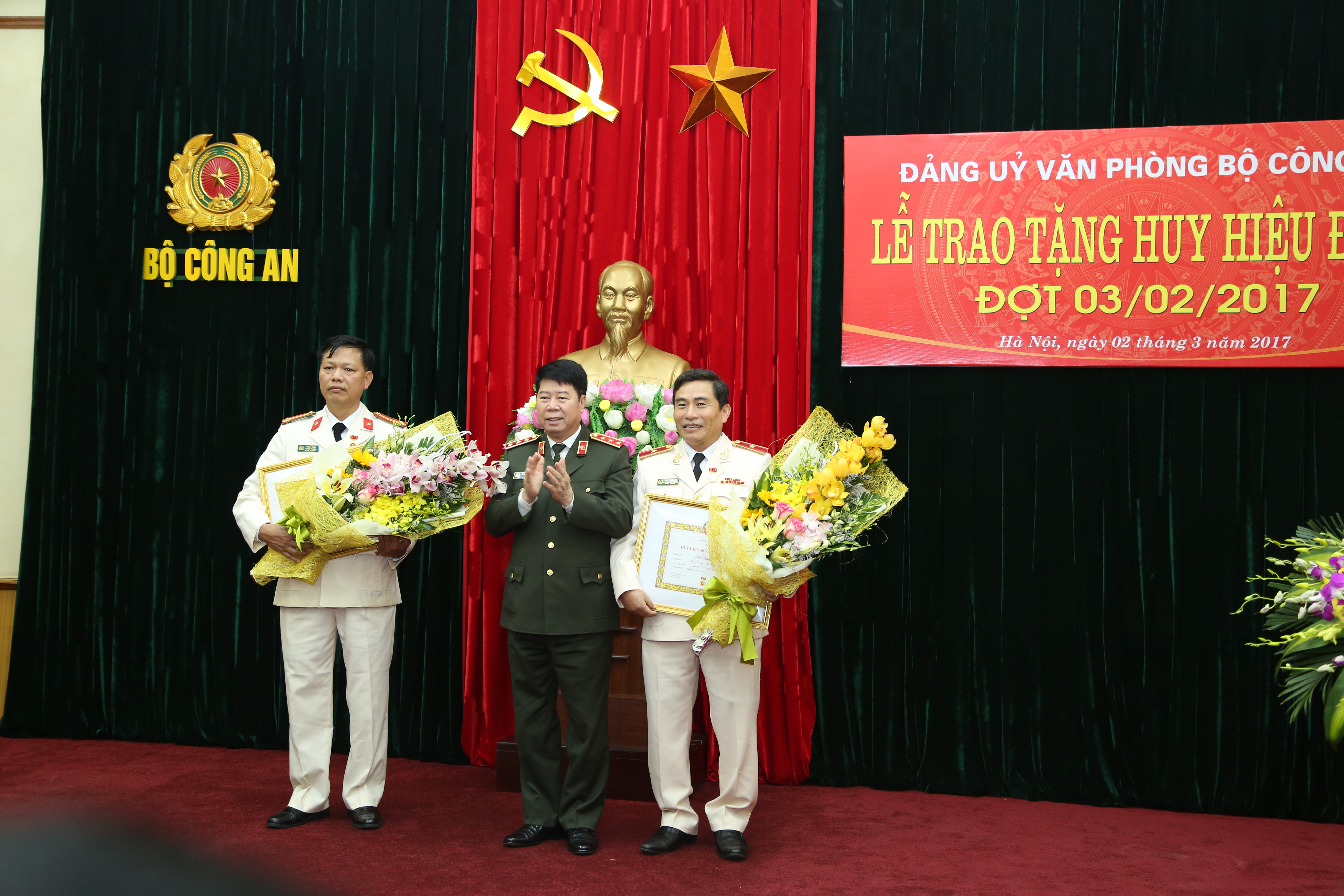 Đảng ủy Văn phòng Bộ Công an trao Huy hiệu 30 năm tuổi Đảng