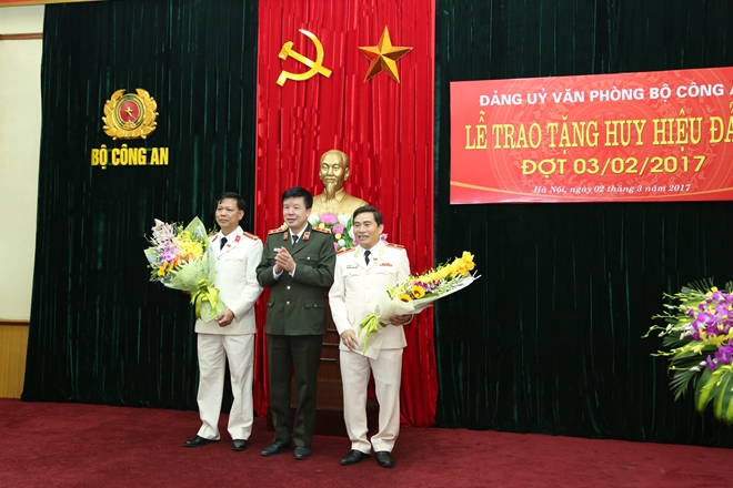 Đảng ủy Văn phòng Bộ Công an trao Huy hiệu 30 năm tuổi Đảng - Ảnh minh hoạ 2