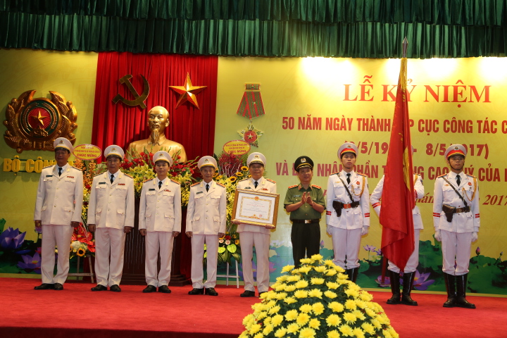 Cục Công tác chính trị đón nhận Huân chương Quân công hạng Ba