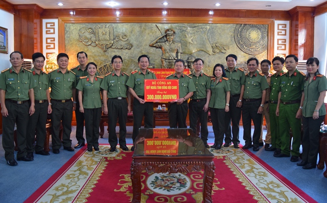 Bộ Công an ủng hộ đồng bào lũ lụt vùng Thừa Thiên - Huế - Ảnh minh hoạ 2