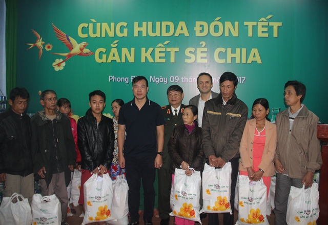 Báo CAND và Bia Carlsberg Việt Nam trao 3000 suất quà Tết cho người nghèo - Ảnh minh hoạ 2