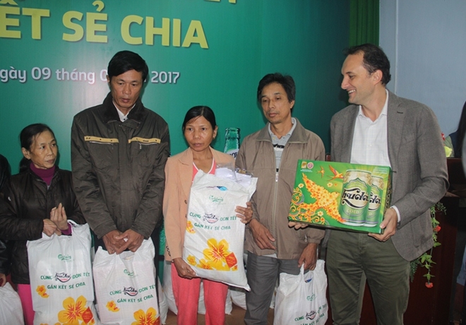 Báo CAND và Bia Carlsberg Việt Nam trao 3000 suất quà Tết cho người nghèo - Ảnh minh hoạ 4