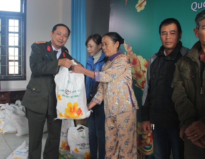 Báo CAND và Bia Carlsberg Việt Nam trao 3000 suất quà Tết cho người nghèo - Ảnh minh hoạ 5