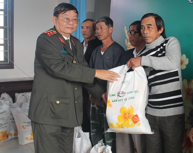 Báo CAND và Bia Carlsberg Việt Nam trao 3000 suất quà Tết cho người nghèo