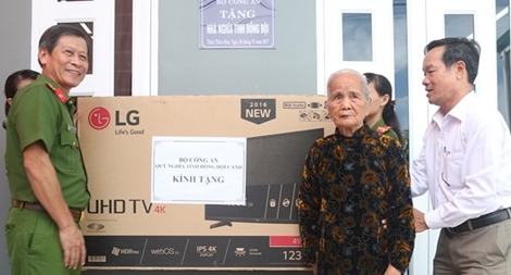 Cảnh sát PCCC Thừa Thiên - Huế bàn giao nhà tình nghĩa cho thân nhân liệt sĩ CAND