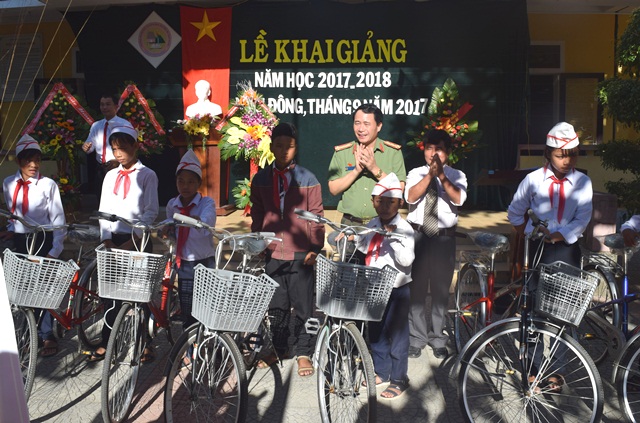 Công an Thừa Thiên - Huế tặng 30 xe đạp cho học sinh nghèo ngày khai giảng