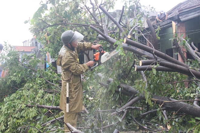 Lực lượng CAND bám địa bàn, giúp dân khắc phục hậu quả bão số 10 - Ảnh minh hoạ 6