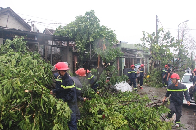Lực lượng CAND bám địa bàn, giúp dân khắc phục hậu quả bão số 10
