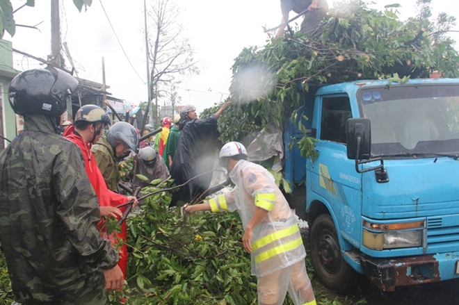 Lực lượng CAND bám địa bàn, giúp dân khắc phục hậu quả bão số 103 - Ảnh minh hoạ 11