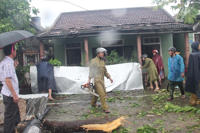 Lực lượng CAND bám địa bàn, giúp dân khắc phục hậu quả bão số 103 - Ảnh minh hoạ 8