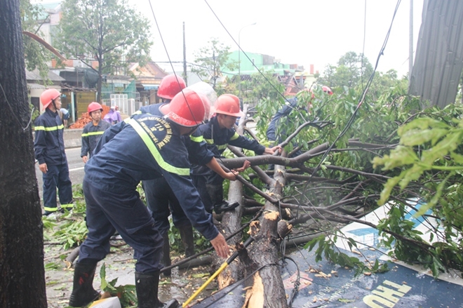 Lực lượng CAND bám địa bàn, giúp dân khắc phục hậu quả bão số 10 - Ảnh minh hoạ 2