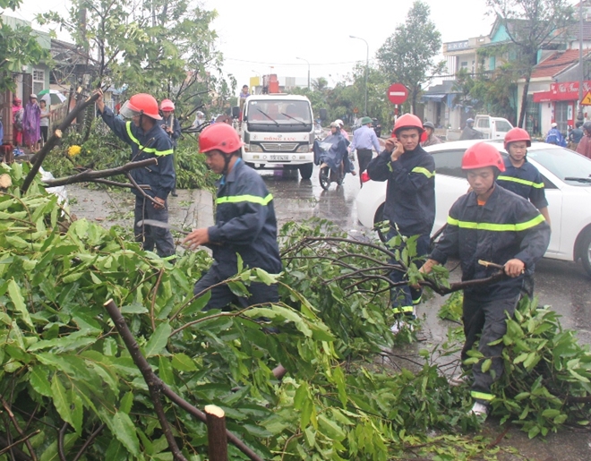 Lực lượng CAND bám địa bàn, giúp dân khắc phục hậu quả bão số 103 - Ảnh minh hoạ 3