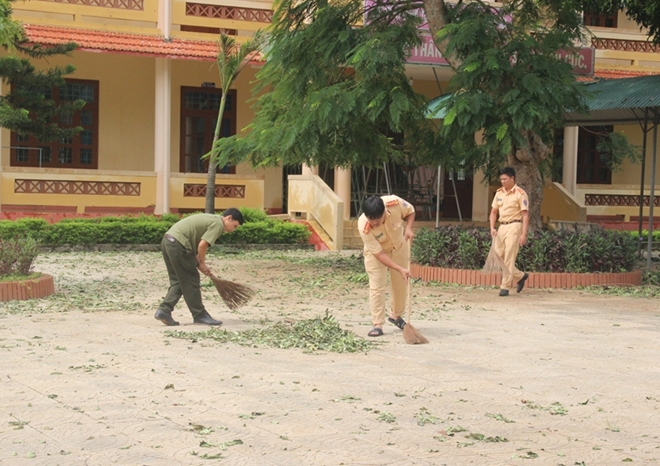 Cán bộ Công an lội bùn giúp dân gặt lúa, dựng lại nhà sau bão - Ảnh minh hoạ 12