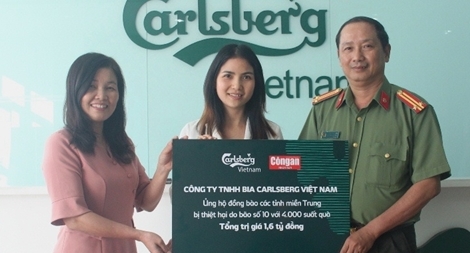 Carlsberg Việt Nam tặng 4.000 suất quà cho đồng bào miền Trung chịu thiệt hại bão số 10