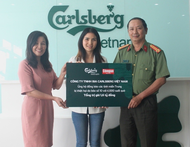 Carlsberg Việt Nam tặng 4.000 suất quà cho đồng bào miền Trung chịu thiệt hại bão số 10