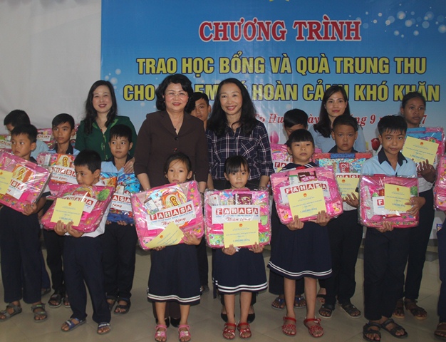 Trao học bổng cho trẻ em ở Làng trẻ em SOS Huế - Ảnh minh hoạ 3