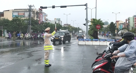 Lực lượng Công an “đội mưa” đảm bảo ATGT trước thềm APEC