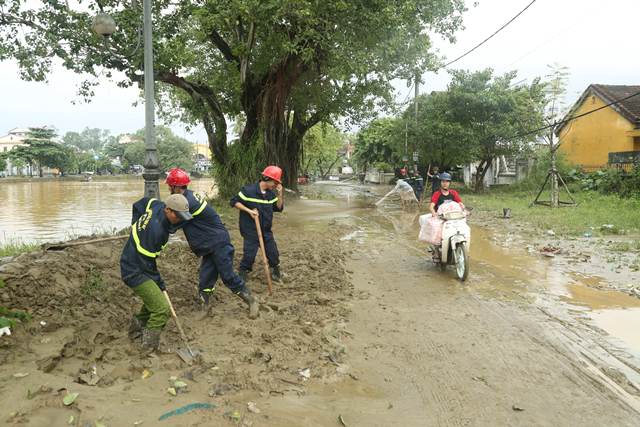 Tăng cường giúp dân làm sạch môi trường sau lũ1 - Ảnh minh hoạ 4