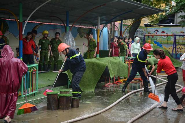 Tăng cường giúp dân làm sạch môi trường sau lũ1 - Ảnh minh hoạ 7